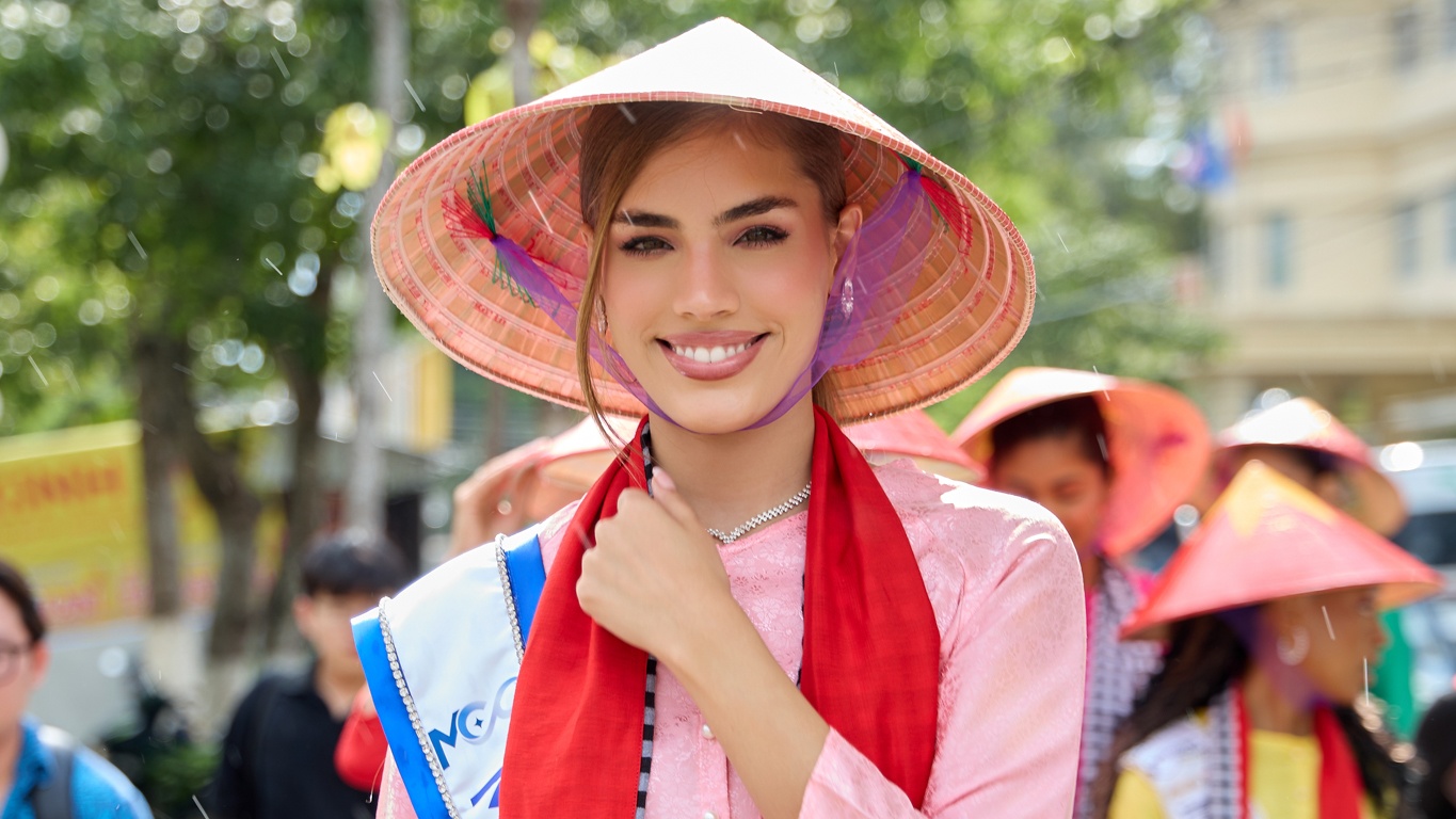 Các hoa hậu quốc tế hát tiếng Việt