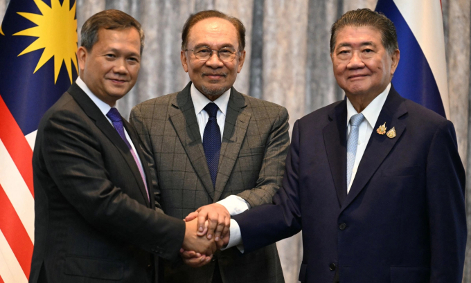 Thủ tướng Campuchia Hun Manet (trái), Thủ tướng Malaysia Anwar Ibrahim (giữa) và quyền Thủ tướng Thái Lan Phumtham Wechayachai (phải) tại họp báo chiều 28/7. Ảnh: AFP