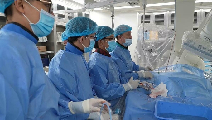 Các bác sĩ can thiệp tim cho bệnh nhân. Ảnh: Bệnh viện cung cấp