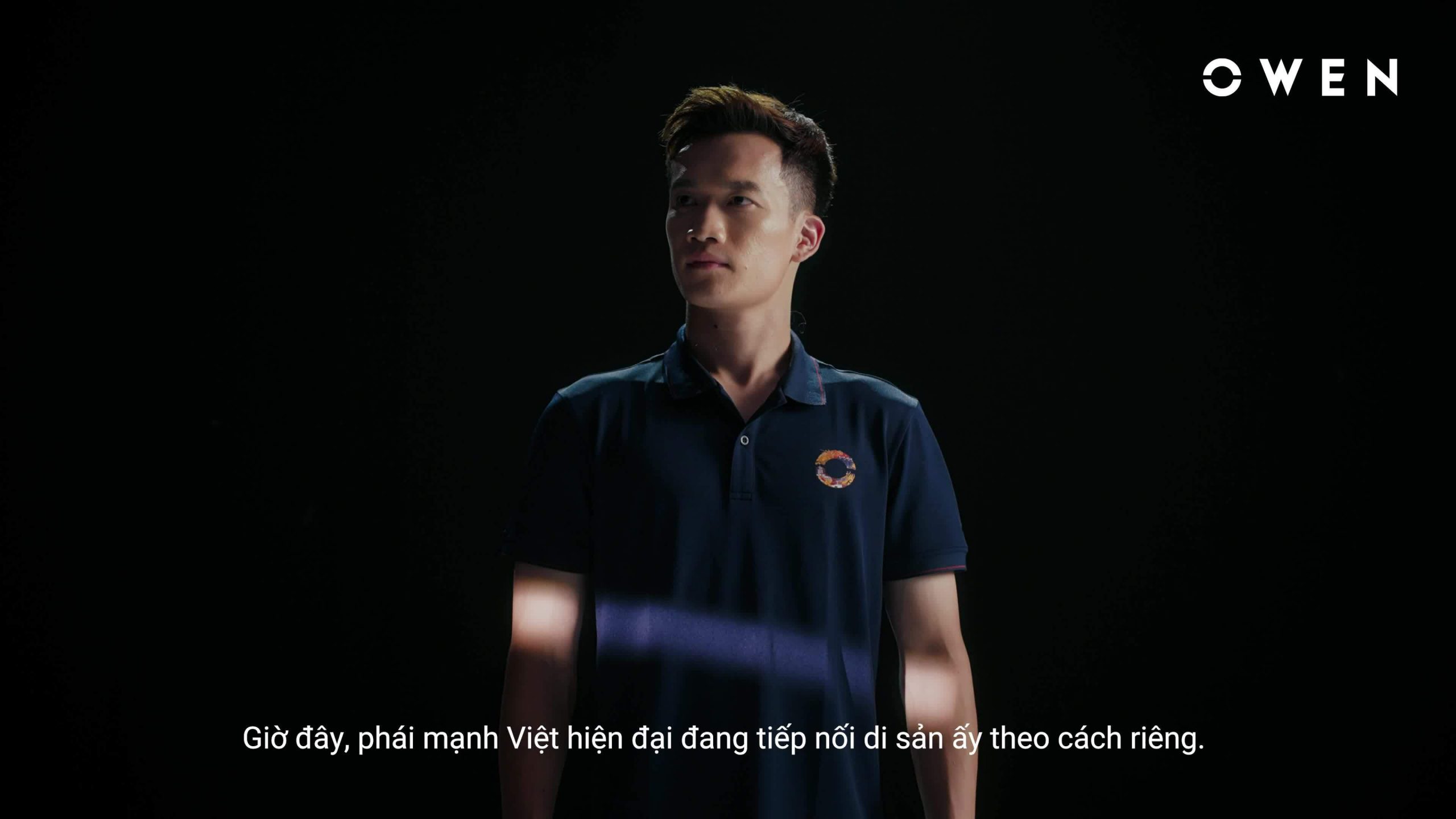 Cầu thủ Hoàng Đức và chiến sĩ Phùng Thế Văn đồng hành cùng Owen