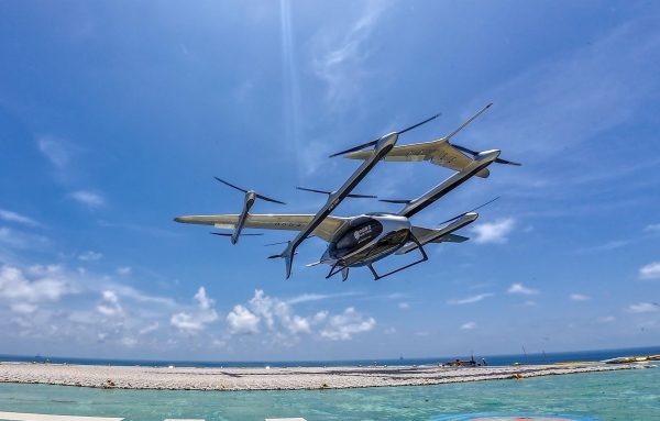 Máy bay điện Trung Quốc 2 tấn giao hàng ngoài khơi thành công