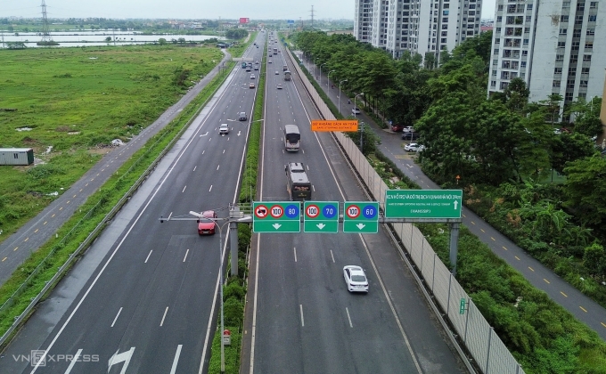 Bảng biển mới được lắp ngay lối vào cao tốc Pháp Vân - Cầu Giẽ. Ảnh: Việt An