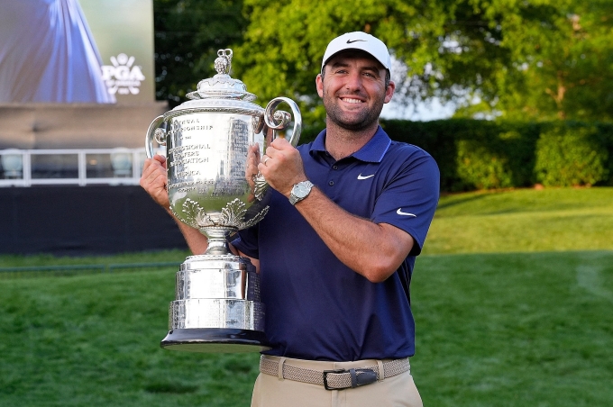 Scheffler nâng cup sau khi vô địch The Open trên sân Royal Portrush, Antrim, Bắc Ireland hôm 20/7. Ảnh: Reuters