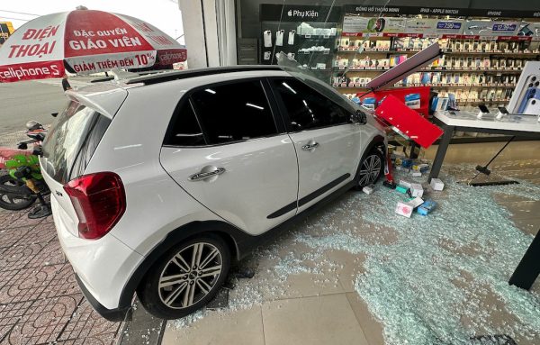 Ôtô gây tai nạn: Lao vào cửa hàng điện thoại!