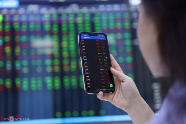 Chứng khoán lập đỉnh: Nhiều cổ phiếu vẫn chưa “về bờ”