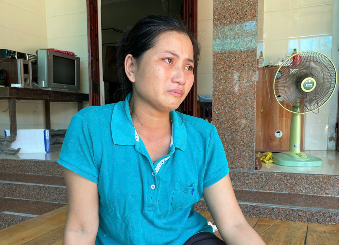 Chị Nguyễn Thị Oanh, vợ anh Thành, khóc khi chia sẻ về hoàn cảnh gia đình. Ảnh: Đức Hùng