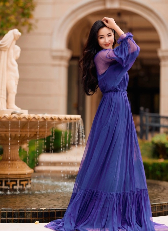 Trương Bá Chi tuổi tứ tuần, cô nổi tiếng với các phim Hỷ kịch chi vương, Sư tử Hà Đông, Mèo yêu phải chuột, Tinh nguyện, Vô cực. Ảnh: Sina