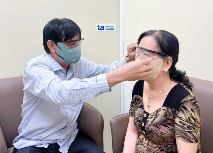 Vợ chồng ông Thừa, bà Phụng chăm sóc nhau sau phẫu thuật. Ảnh: Bệnh viện Đa khoa Tâm Anh