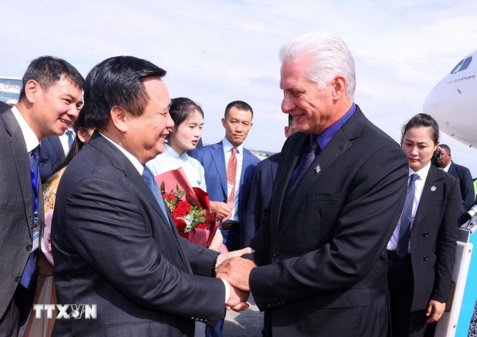 Ông Nguyễn Xuân Thắng, Ủy viên Bộ Chính trị, Giám đốc Học viện Chính trị quốc gia Hồ Chí Minh, Chủ tịch Hội đồng Lý luận Trung ương, đón Bí thư Thứ nhất, Chủ tịch nước Cuba Miguel Diaz-Canel Bermudez và phu nhân tại sân bay quốc tế Nội Bài. Ảnh: TTXVN