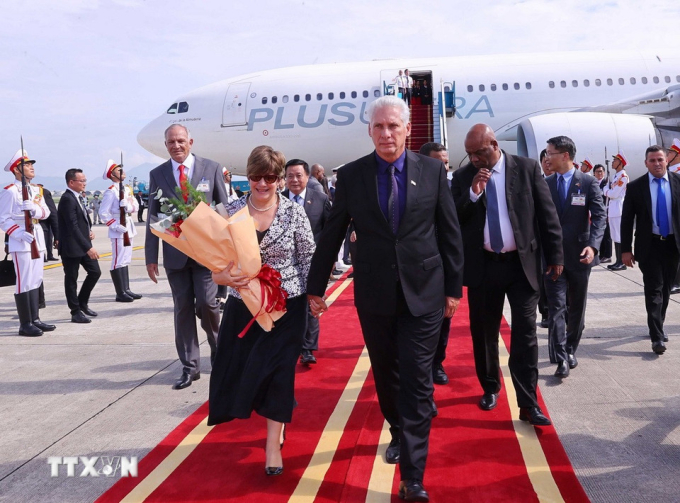 Bí thư Thứ nhất, Chủ tịch nước Cuba Miguel Diaz-Canel Bermudez và phu nhân đến sân bay quốc tế Nội Bài, Hà Nội sáng 31/8. Ảnh: TTXVN