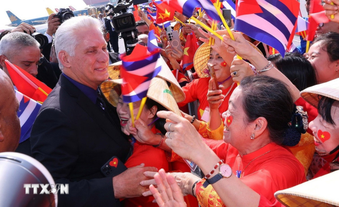 Bí thư Thứ nhất, Chủ tịch nước Cuba Miguel Diaz-Canel Bermudez giao lưu với người dân ra đón tại sân bay. Ảnh: TTXVN