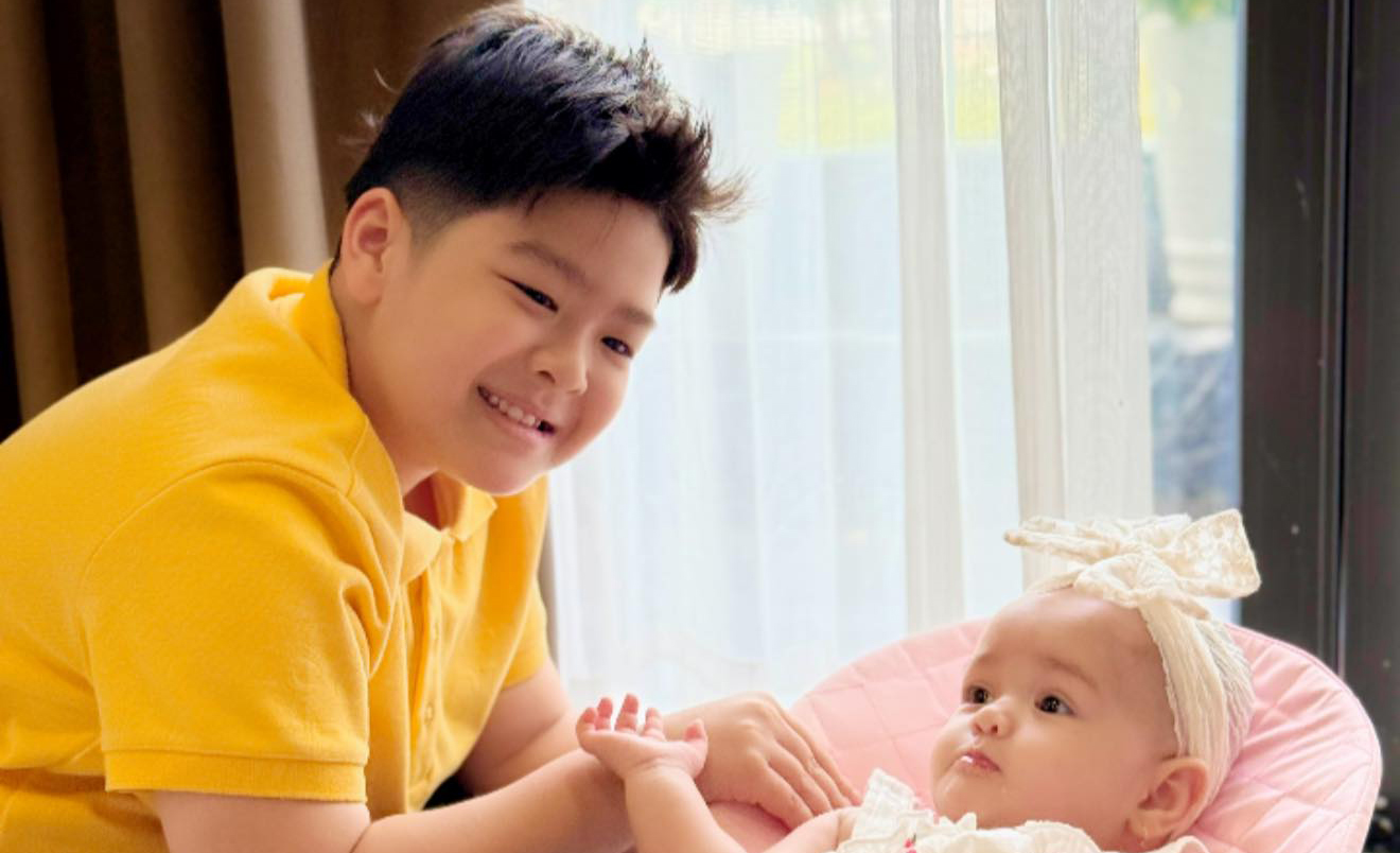 Con trai Nhật Kim Anh chơi đùa cùng em gái