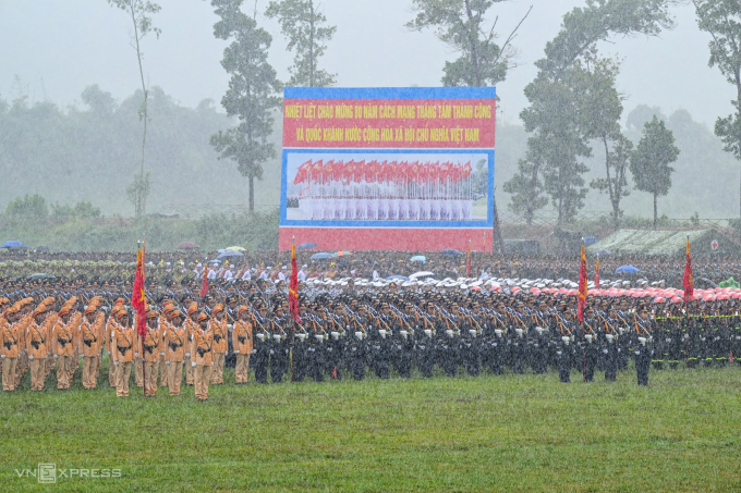 Lực lượng Công an tham gia diễu binh có 17 khối đi, 7 khối đứng và 8 khối xe đặc chủng. Ảnh: Giang Huy