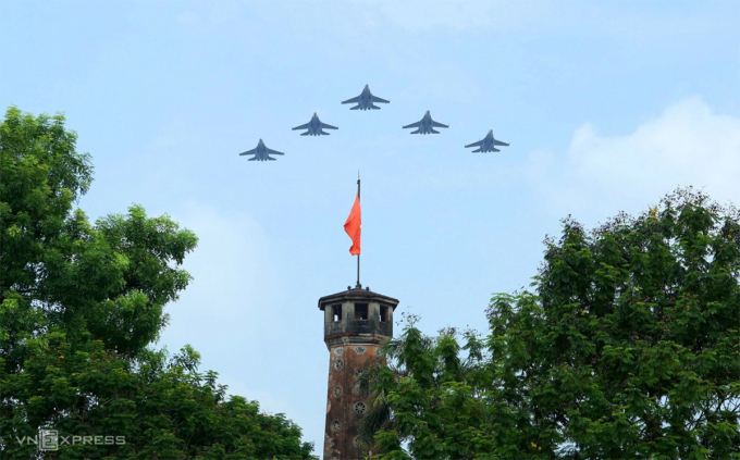 Biên đội SU-30MK2 bay qua Cột cờ Hà Nội ngày 28/8. Ảnh: Huy Lương