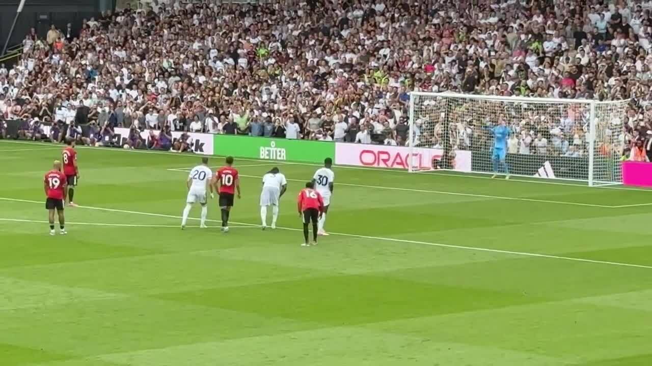 Cú sút phạt đền hỏng ăn của Fernandes trước Fulham