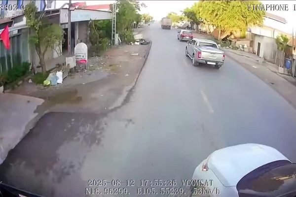 Vượt ẩu, ôtô con “trả giá” dưới gầm container