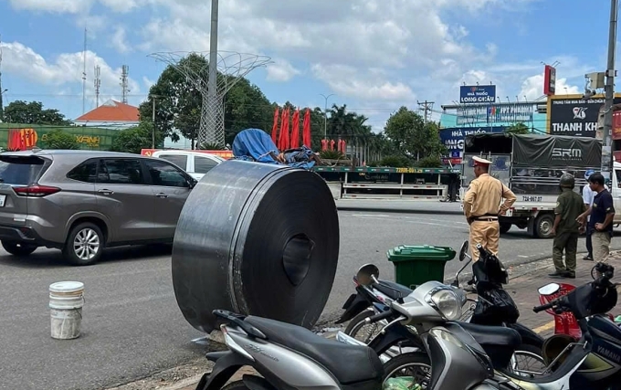 Cuộn thép khác dừng ở mép đường. Ảnh: Người dân cung cấp.