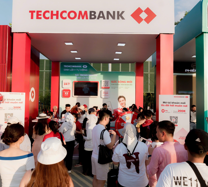 Khán giả tham gia các hoạt động tại gian hàng. Ảnh: Techcombank