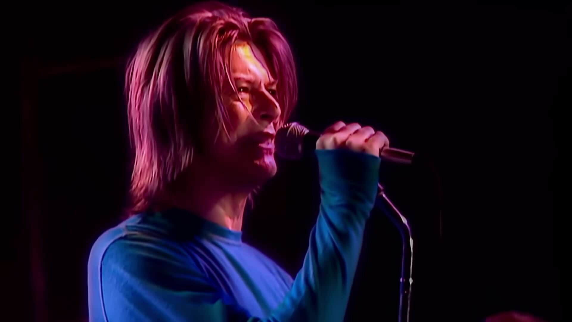 David Bowie hát "Drive-in Saturday" tại Paris năm 1999
