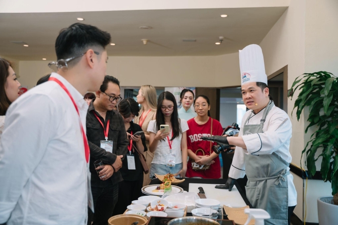 Khách tham gia workshop nghe chia sẻ từ đầu bếp. Ảnh: USAPEEC
