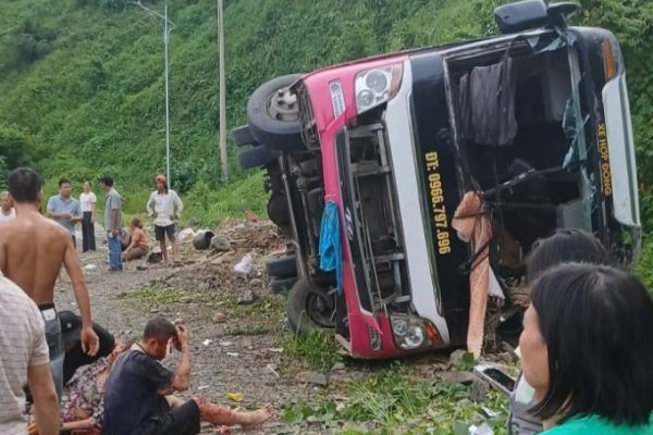 Tai nạn Phú Thọ: Lật xe khách, một người tử vong
