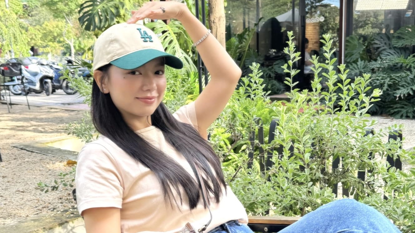 Diễn viên Lê Hạ Anh nhảy theo nhạc