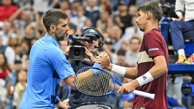Popyrin (phải) bắt tay Djokovic sau khi đánh bại đàn anh ở vòng ba Mỹ Mở rộng năm ngoái. Ảnh: Reuters