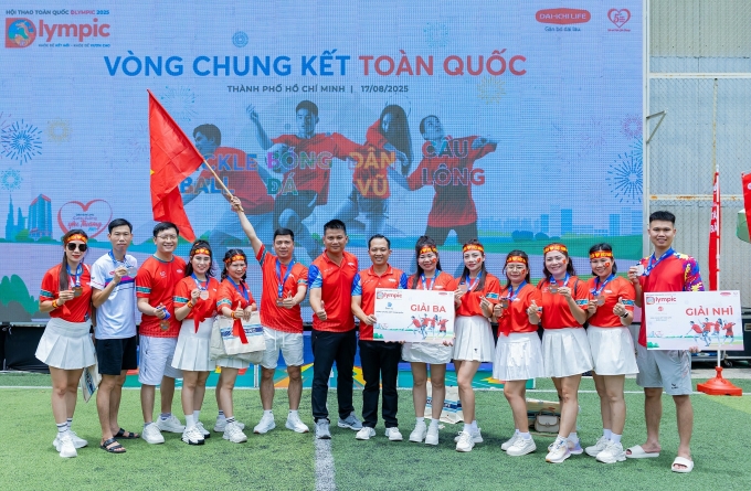 Ông Đặng Hồng Hải, Tổng giám đốc Dai-ichi Life Việt Nam (thứ 7, từ trái qua) chúc mừng các vận động viên xuất sắc tại Vòng chung kết toàn quốc Hội thao Dlympic 2025. Ảnh: Dai-ichi Life Việt Nam