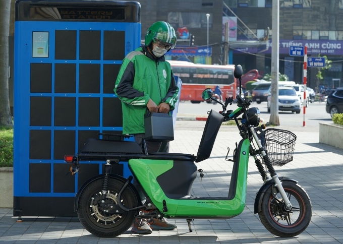 Một chủ xe đổi pin tại trạm của Selex ở Hà Nội. Ảnh: Selex Motor