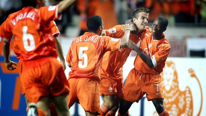 Castelen (phải) chia vui với Van der Vaart trong một trận đấu cùng tuyển Hà Lan. Ảnh: imago