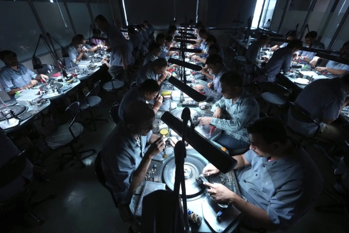 Thợ cắt và đánh bóng kim cương làm việc trong nhà xưởng ở Surat, ngày 14/4. Ảnh: AP