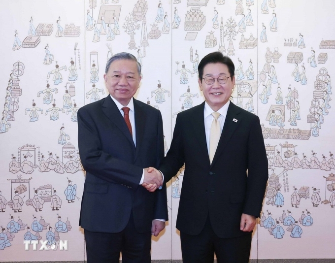 Tổng Bí thư Tô Lâm bắt tay Tổng thống Hàn Quốc Lee Jae-myung. Ảnh: TTXVN