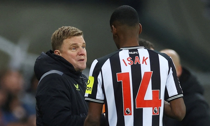 HLV Eddie Howe trao đổi với Isak trong trận Newcastle - Man City ở Ngoại hạng Anh trên sân St James Park ngày 13/1/2024. Ảnh: Reuters