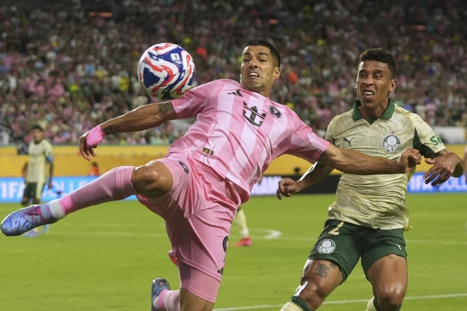 Suarez dứt điểm trong trận Miami - Palmeiras ở FIFA Club World Cup 2025 trên sân Chase, Miami, Mỹ ngày 23/6. Ảnh: AP