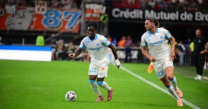 Rabiot song hành với Rowe trong một pha lên bóng của Marseille ở trận thua Rennes. Ảnh: LÉquipe