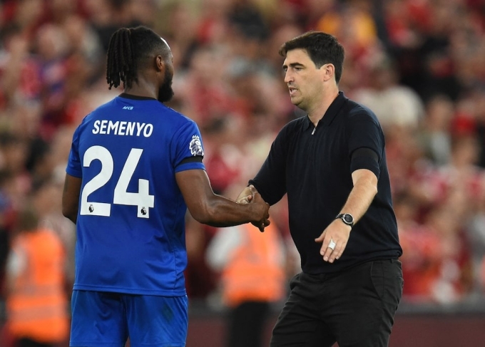 Semenyo bắt tay HLV Iraola sau trận Bournemouth thua Liverpool 2-4 ở vòng 1 Ngoại hạng Anh trên sân Anfield ngày 15/8. Ảnh: Reuters
