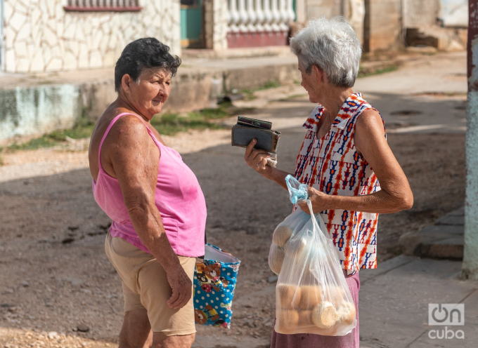 Hai phụ nữ Cuba ở Gibara, tỉnh Holguín. Ảnh: Kaloian