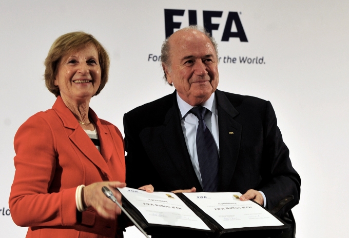 Bà Marie-Odile Amaury và Chủ tịch FIFA Sepp Blatter công bố thỏa thuận hợp tác trao giải FIFA Ballon dOr năm 2010. Ảnh: AFP