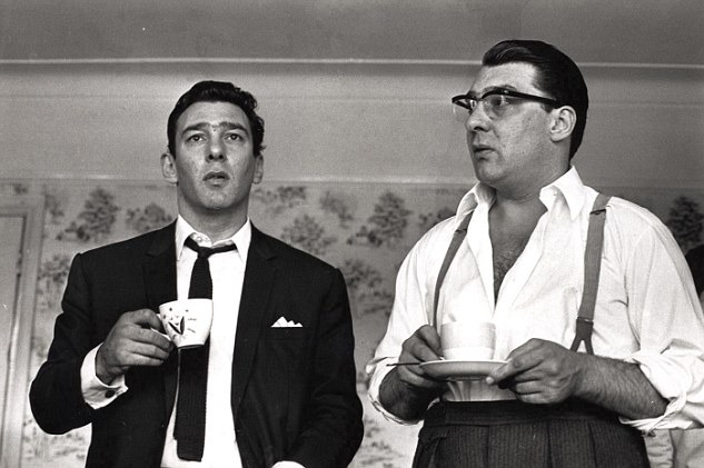 Reggie (trái) và Ronnie Kray trong ảnh chụp năm 1966. Ảnh: Hulton-Deutsch Collection/Corbis