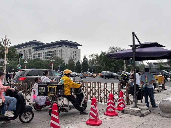 Người điều khiển phương tiện giao thông xếp hàng trước rào chắn, chờ hiệu lệnh của cảnh sát giao thông tại khu vực Vương Phủ tỉnh ngày 19/8. Ảnh: Chosun