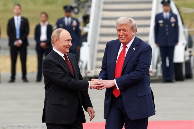 Ông Trump đón ông Putin tại Alaska hôm 15/8. Ảnh: Reuters