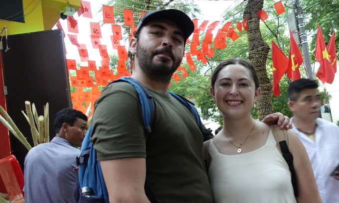 Rodrigo và Marta trên phố Nguyễn Thái Học chiều 21/8. Ảnh: Tú Nguyễn