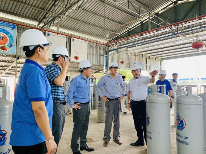 Ông Quân (áo trắng) cùng đối tác và cộng sự trong dự án truy xuất nguồn gốc cho doanh nghiệp gas. Ảnh: NVCC