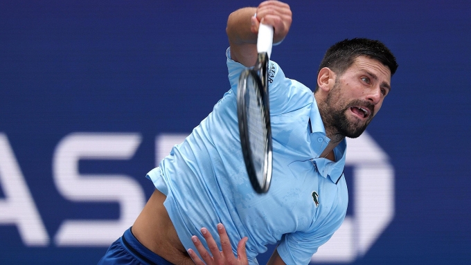 Djokovic giao bóng trong trận gặp Svajda ở vòng hai Mỹ Mở rộng, trên sân Arthur Ashe, New York hôm 27/8. Ảnh: Reuters