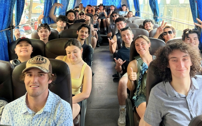 Đoàn khách nước ngoài di chuyển bằng xe khách ghế ngồi trong một tour đường bộ ở Việt Nam. Ảnh: Vietluxtour
