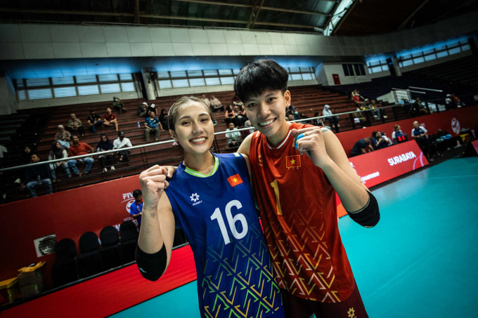VĐV Lê Như Anh (phải) và Nguyễn Lan Vy (trái) sau trận Việt Nam gặp Serbia tại bảng A giải bóng chuyền nữ U21 thế giới 2025. Ảnh: Volleyball World