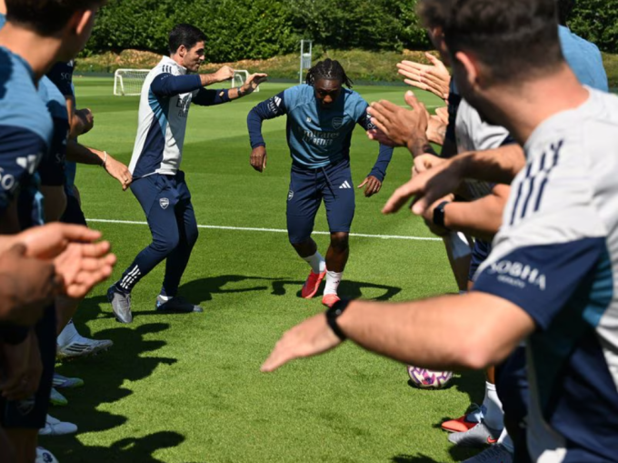 Eberechi Eze trước buổi tập đầu tiên cùng Arsenal. Ảnh: Arsenal FC