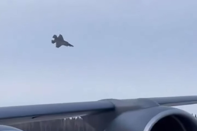 Tiêm kích F-35 rơi tự do sau sự cố tại căn cứ Eielson ở Alaska hồi tháng 1. Ảnh: ADN