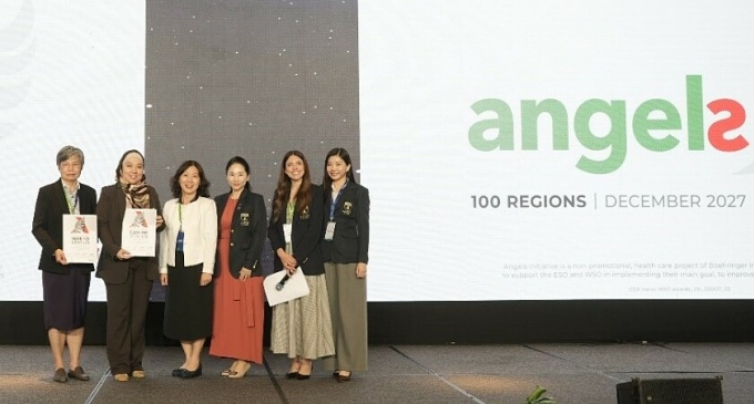 Bà Trịnh Thu Vân (áo trắng), Giám đốc Bộ phận Y khoa, Boehringer Ingelheim Việt Nam tại Lễ trao giải WSO - Angels diễn ra trong khuôn khổ Hội nghị Liên minh Đột quỵ Toàn cầu 2025 tại Hà Nội. Ảnh: Boehringer Ingelheim Việt Nam