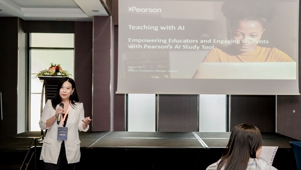 Bà Huyền Trần, Quản lý phát triển kinh doanh Pearson Higher Education chia sẻ về ứng dụng AI trong giảng dạy. Ảnh: AWS